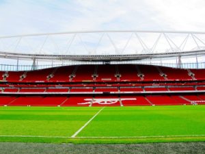 Im Emirates Stadium des FC Arsenal zeigte Kolasinac das Schalke-Shirt.
