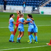 Frauen benötigen andere Trikots im Fußball.