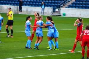 Frauen benötigen andere Trikots im Fußball.